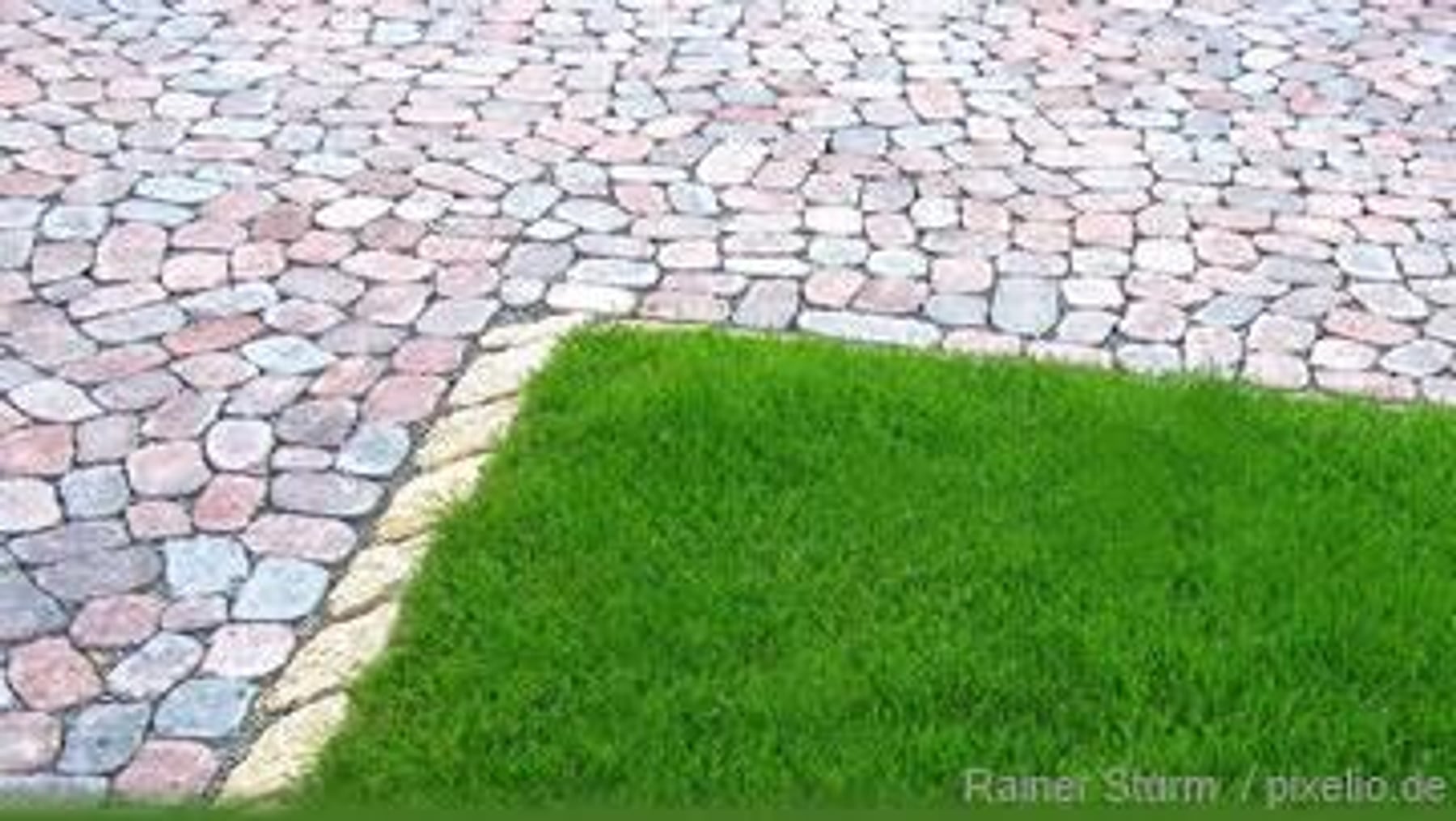 Pflasterweg mit Natursteinen – Garten- und Grünflächenpflege