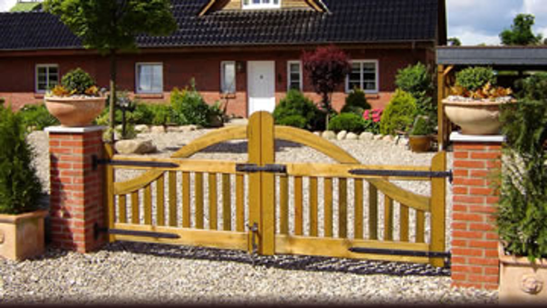 Holztor mit Backsteinpfeilern – Holz- und Metallarbeiten